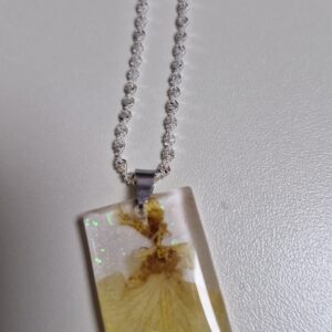 Colar Botânico Quadrado em Resina – Flores Naturais