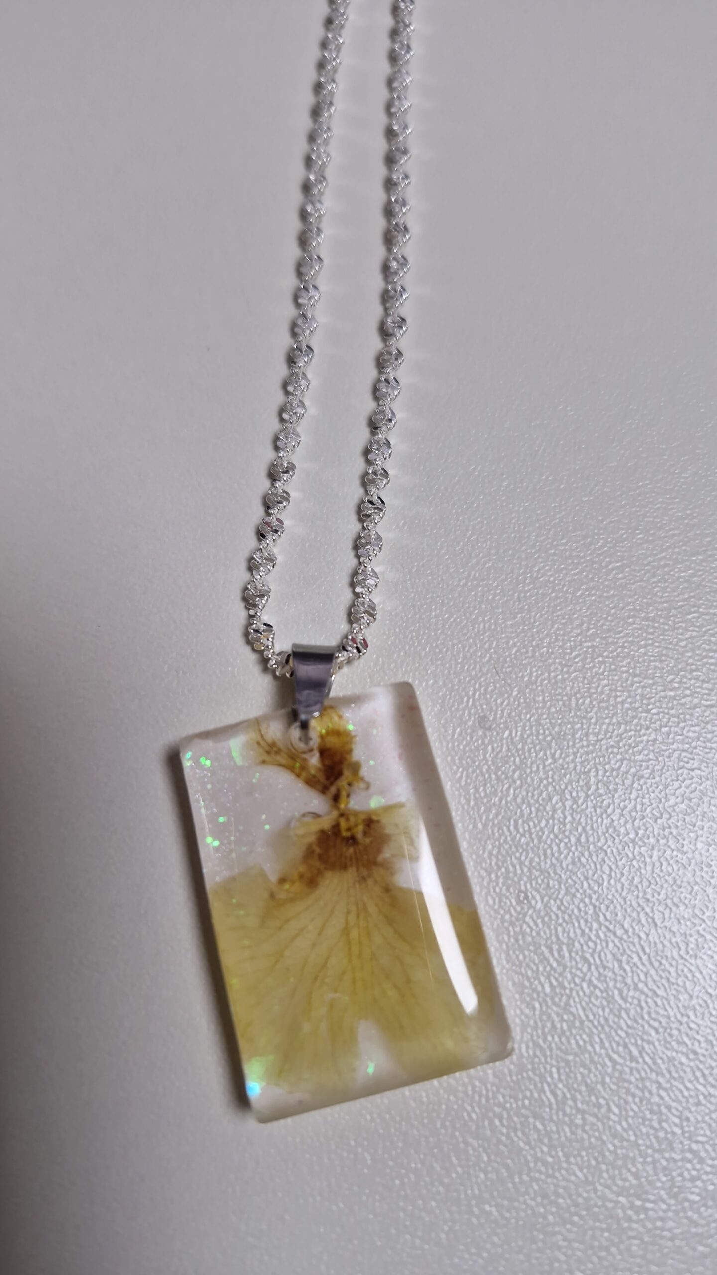Colar Botânico Quadrado em Resina – Flores Naturais